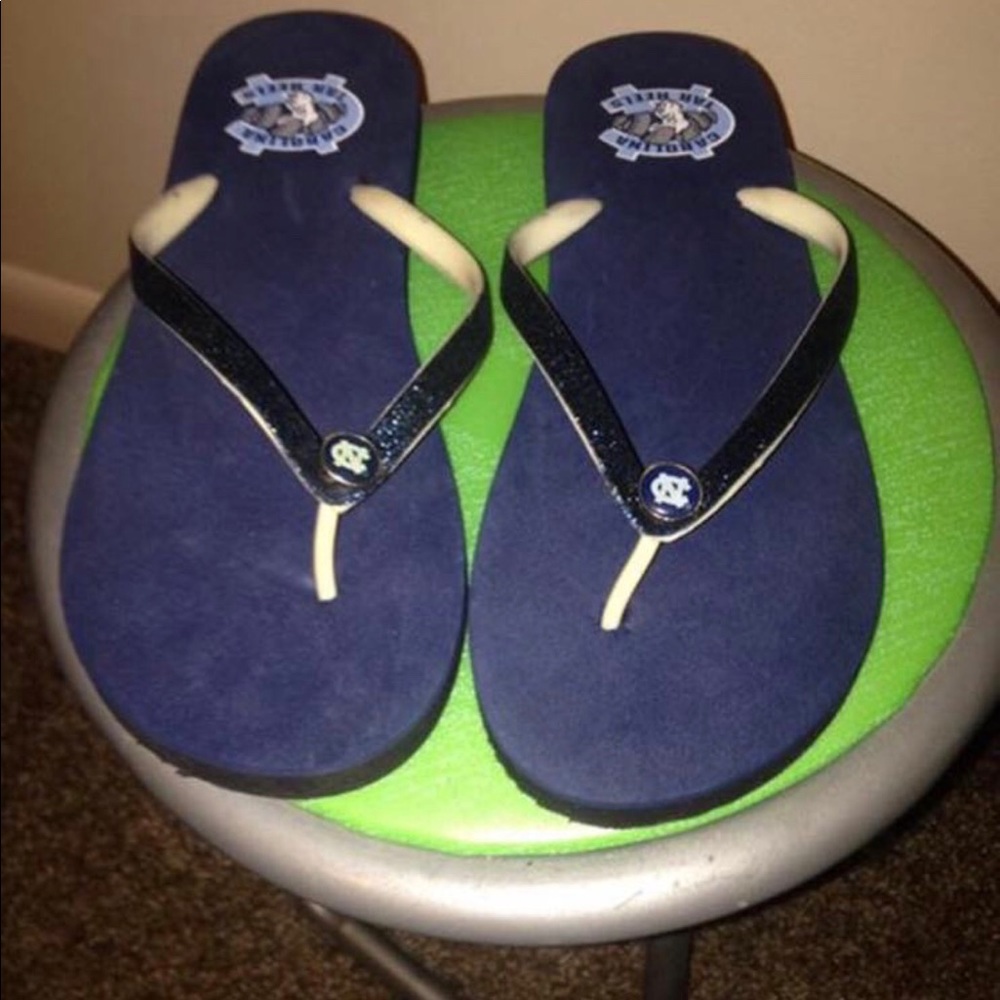 Excellent cond. Women’s UNC TARHEEL flip flops